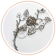 Spilla con motivi floreali, 
fabbricante sconosciuto, Francia, 1900 c. 
argento e strass. 
Punzonata con punzone legale per l'argento
