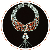 Collana con pendente 
disegnata da Roger Scemama e realizzata da 
Vendome, Francia, 1960 c, 
metallo argentato, catena strass e pietre simulanti il corallo e la pietra di luna
Non punzonata