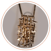 Collana con pendente, 
fabbricante non identificato, Danimarca, 1955 c. 
argento. 
Punzonata Sterling Denmark e iniziali  non leggibili del fabbricante
