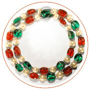 Collana attribuita a Chanel
Fatta da Gripoix
Francia, 1935 circa
pietre di vetro e perle simulate fatte a mano. Non firmata