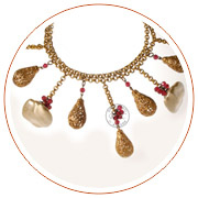 Collana a festoni,
fabbricante sconosciuto, Francia, 1950 c.
catene in metallo dorato, pietre sfaccettate in vetro ad imitazione del rubino, perle
barocche simulate
Non firmata