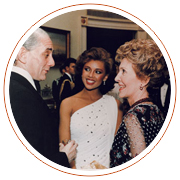 Kenneth Jay Lane (sinistra), disegnatore e fabbricante di bijoux per la moda di New York, con
Nancy Reagan, una delle sue clienti più affezionate e con Miss America (centro), 1974 c. 