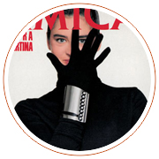 Modella indossa una coppia di bracciali in stile Déco di Gianni Versace, collezione autunno/inverno 1981-82, realizzati da Ugo Correani.
Copertina di Amica, 6 marzo 1982